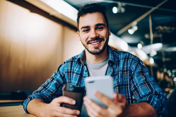 Retrato Alegre Blogger Masculino Usando Teléfono Para Chatear Con Sus —  Fotos de Stock