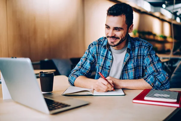 Estudiante Joven Positivo Viendo Tutorial Sobre Diseño Ordenador Portátil Anotando — Foto de Stock