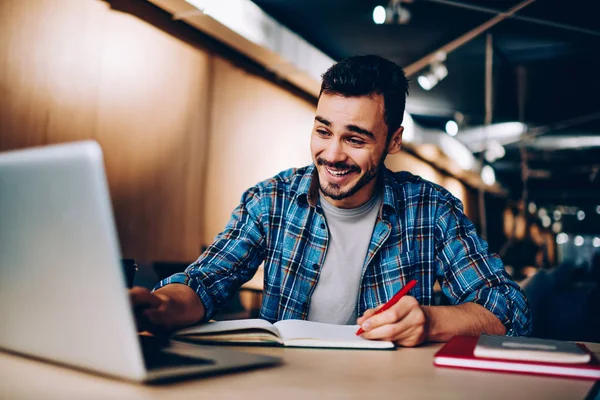 Chico Hipster Alegre Riendo Contenido Las Redes Sociales Navegó Ordenador —  Fotos de Stock