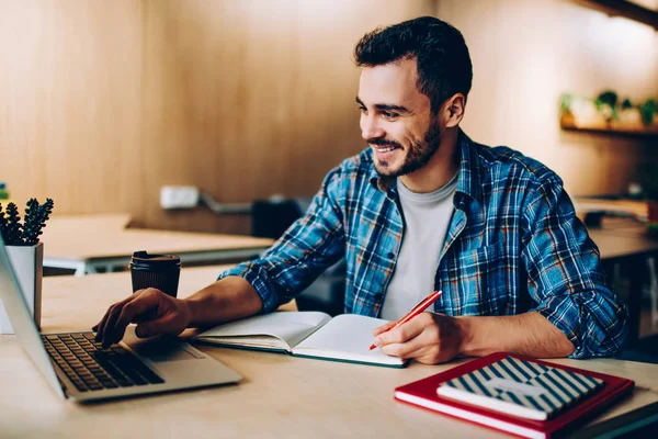 Alegre Joven Estudiante Masculino Disfrutando Formación Webinar Ordenador Portátil Preparando —  Fotos de Stock