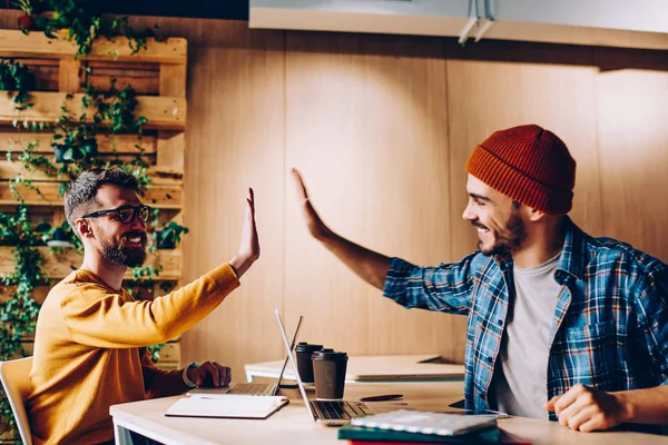 Prospero Web Designers Criativos Dando Alta Cinco Satisfeito Com Conclusão — Fotografia de Stock