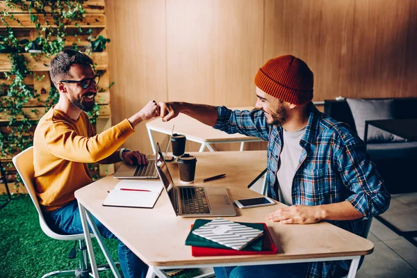 Hombre Próspero Que Los Desarrolladores Clinking Puños Señal Acuerdo Que — Foto de Stock