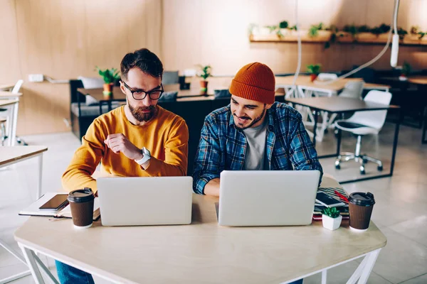 Yetenekli genç bu uygulamalar, hipster çocuklar birlikte üniversite kitaplığında online araştırma yapma netbooks yoluyla öğrenme yüklemek için dizüstü bilgisayarlar kullanarak ortak proje üzerinde işbirliği uzmanları