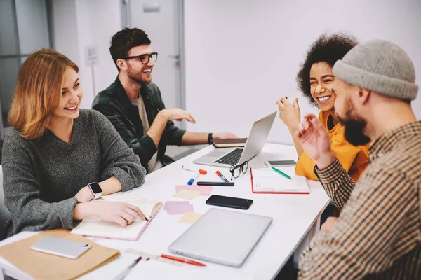 Diseñadores Positivos Masculinos Femeninos Discutiendo Ideas Creativas Para Desarrollar Trabajo —  Fotos de Stock