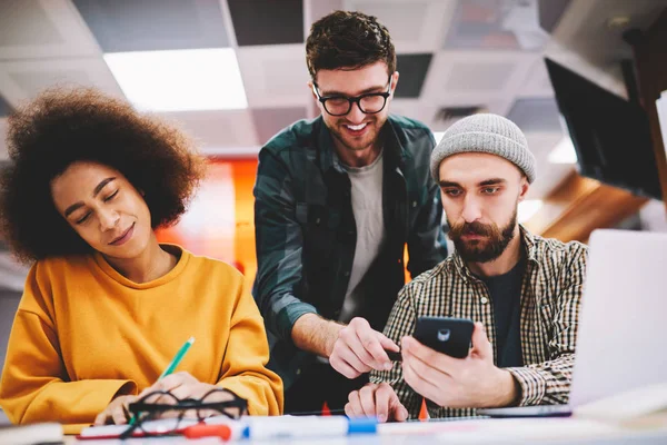 Multiculturele Succesvolle Studenten Onderzoekvaardigheden Productieve Strategie Van Ontwikkelingslanden Ontwerpproject Zoeken — Stockfoto