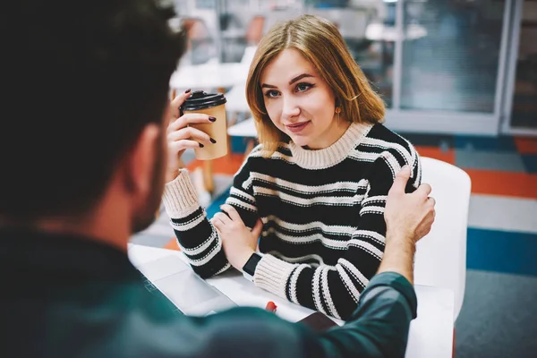 Halblanges Porträt Einer Kreativen Blonden Jungen Frau Lässigem Outfit Mit — Stockfoto