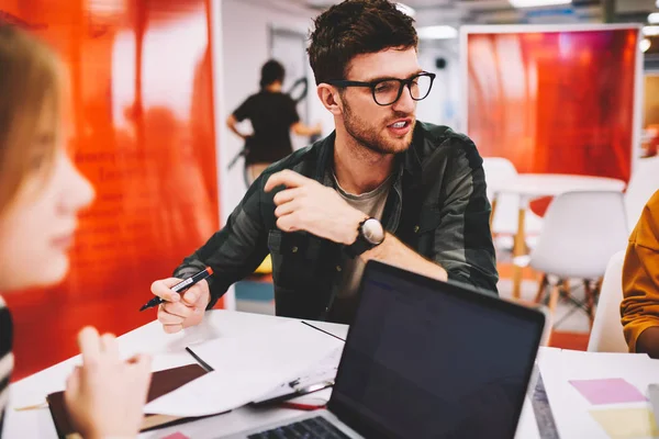 Ervaren Mannelijke Ontwerper Brillen Voor Visie Correctie Zoek Weg Tijdens — Stockfoto