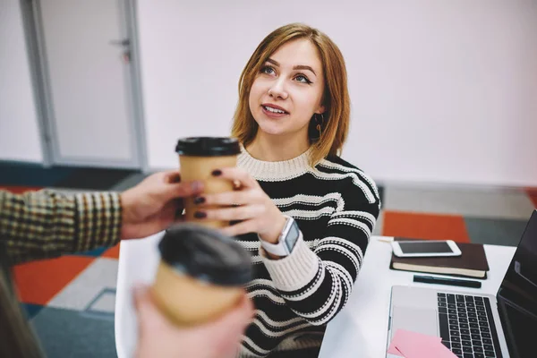 Charmante Blonde Hipster Student Nemen Drank Van Koffie Van Collega — Stockfoto