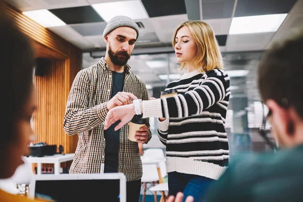 Mujer Rubia Joven Mostrando Reloj Inteligente Moderno Amigo Para Hacer — Foto de Stock