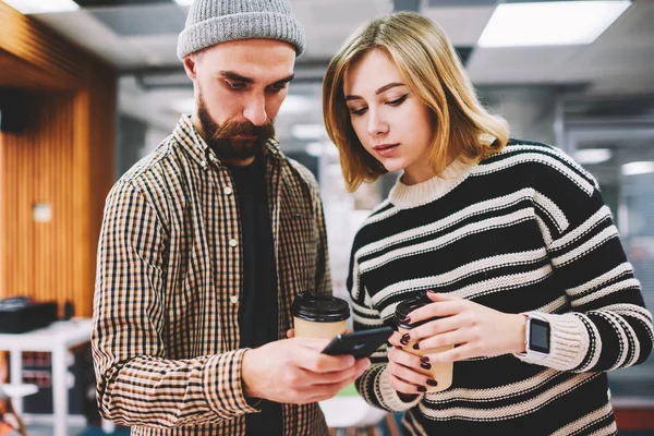 Twee Casual Gekleed Mannelijke Vrouwelijke Studenten Met Koffie Gaan Handen — Stockfoto