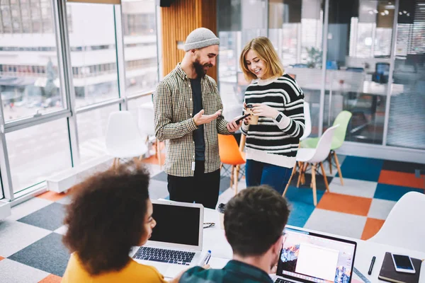 Vrolijke Twee Vrienden Lachen Tijdens Bespreking Van Grappige Opmerkingen Blog — Stockfoto