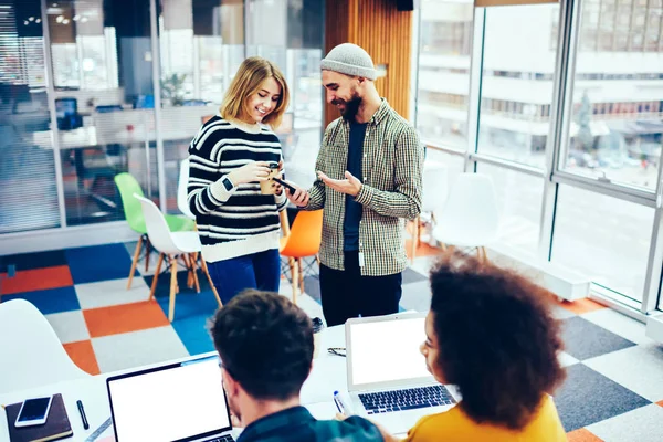 Blogueiros Hipster Positivos Discutindo Postagens Engraçadas Redes Smartphones Conectados Internet — Fotografia de Stock