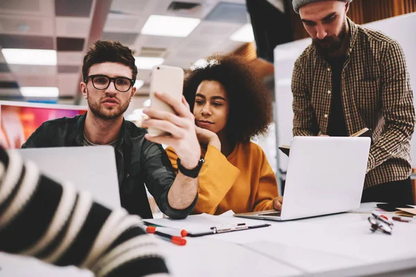 Grupo Multicultural Diseñadores Creativos Que Utilizan Aparatos Modernos Para Trabajo — Foto de Stock