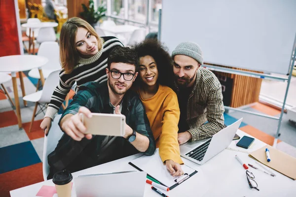 Grupo Multicultural Estudiantes Exitosos Ropa Casual Elegante Haciendo Fotos Selfie —  Fotos de Stock