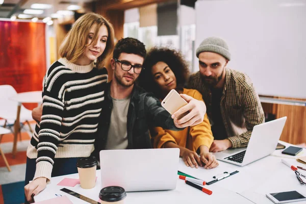 Ungt Team Med Kreative Flerkulturelle Studenter Som Fotograferer Foran Kamera – stockfoto