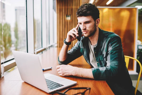 Joven Diseñador Masculino Guapo Tener Conversación Móvil Través Aplicación Teléfono — Foto de Stock