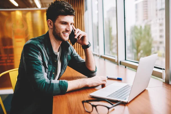 Good Looking Cheerful Smart Programmer Communicating Friends Using Cellular Connected — Stock Photo, Image