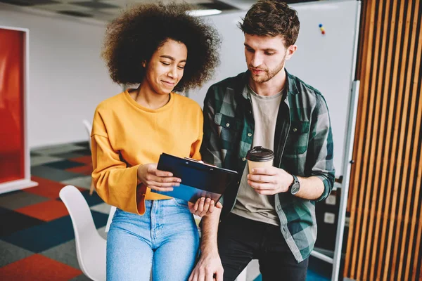 Joven Atractiva Mujer Afro Americana Positiva Hombre Barbudo Guapo Colaborando — Foto de Stock