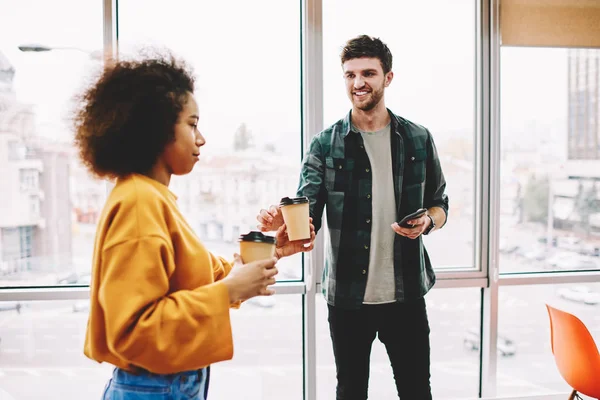 Jonge Charmante Afro Amerikaanse Vrouw Geven Heerlijke Klaarmaaltijden Koffie Aan — Stockfoto