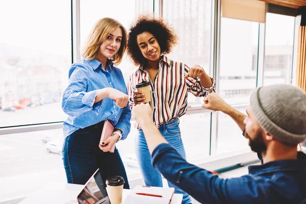 Halblanges Porträt Einer Kreativen Blonden Frau Die Mit Intelligenten Kollegen — Stockfoto