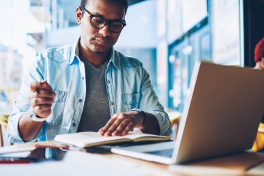 Yakışıklı durulması hindu erkek girişimci şık gözlük kontrol bilgileri Not Defteri'nden resim kırpılmış. Dersin kapalı oturan kullanarak çalışma programı planlama düşünceli akıllı çalışan