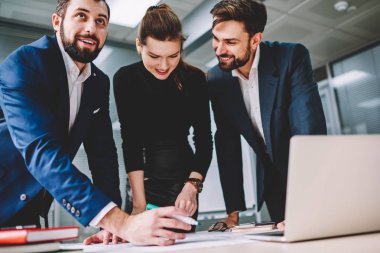 Yaratıcı çözümler yapma ana sorunların tartışıldığı toplantı üç ünlü mimarlar tasarım planlama sırasında yeni dizüstü bilgisayar kullanan profesyonel iş arkadaşlarınızla beyin fırtınası kroki ve işbirliği
