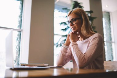 Sohbet online dizüstü bilgisayarda görüntülü arama yaparak genç hippi kız mesafe arkadaş, güzel kadın onun modern elektronik cihaz üzerinde film izlerken ile iletişim için yeni app kullanarak