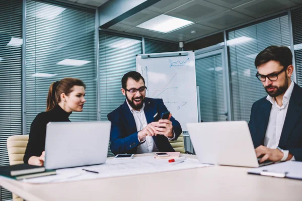 Groep Van Mensen Uit Het Bedrijfsleven Werkzaam Kantoor Met Elektronische — Stockfoto