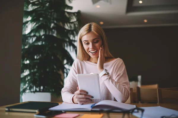 Choqué Jeune Femme Reçu Message Sur Gadget Sur Les Réductions — Photo