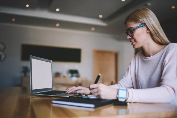 Young Hipster Girl Freelancer Folosind Notepad Web Spațiul Coworking Câștigând — Fotografie, imagine de stoc