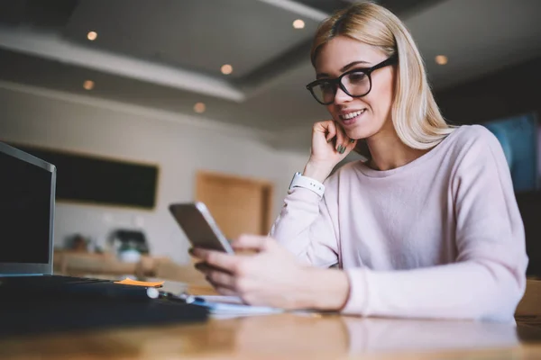 Blogger Linda Menina Sorridente Óculos Elegantes Usando Smartphone Para Conversar — Fotografia de Stock