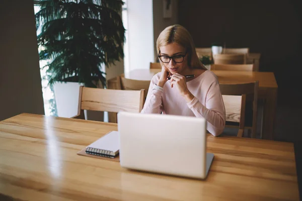 Attrayant Étudiant Féminin Lunettes Assis Intérieur Connecté Internet Sans Fil — Photo