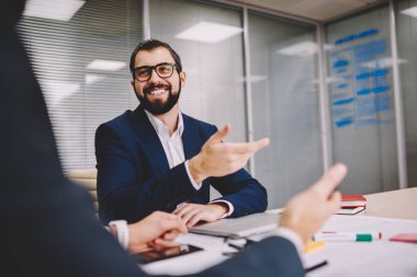 Happy gözlük vizyon düzeltme iş meslektaşım ofis iç verimli çözüm hakkında iletişim için gurur CEO'su sakallı. Formal giyim giyinmiş müreffeh erkek icra müdürü
