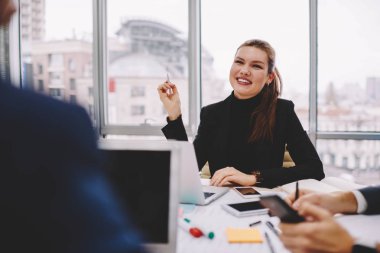 Başarılı kadın tüccar iş brifing sırasında mali şirket geliştirmek için fikirleri tartışmak. Dizüstü bilgisayarlar ofisinde çalışan işbirliği meslektaşları ile söz pozitif kadın işveren