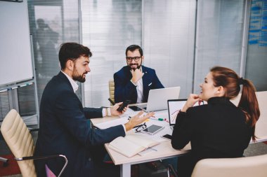 Yaratıcı fikirler ve üretken iş planı tartışılması brifing sırasında birlikte çalışma ofiste tabloda toplantı oturan deneyimli gurur ceo ile birlikte başarılı profesyonelleri ekip