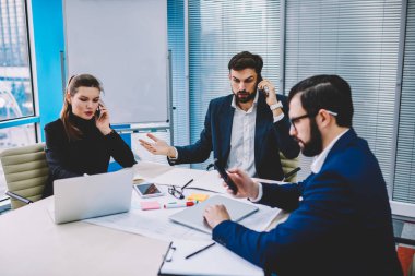 Formal giyim iş smartphone teamworking Tarih uzmanları ofiste tabloda toplantıda onarma ciddi gurur CEO'su. Şirkette çalışan işlemi sırasında cep telefonlarında çağrı yönetim