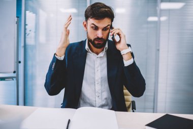 Şok genç iş adamı formal giyim konuşmak Smartphone cep telefonu ile çalışan için arama telefon görüşmesi sırasında projenin başarısız. Sorun telefon Office konuşurken çözme kızgın erkek girişimci