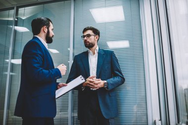 Akıllı belgeler klasörüyle tutup meslektaşım ana fikir çalışma uygulaması hakkında açıklama executive CEO'su sakallı. Yetenekli erkek uzmanlar ofiste birbirleri ile bilgi paylaşımı