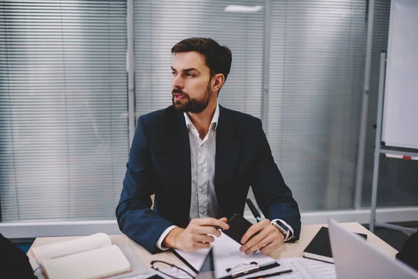 Zeker Jonge Ondernemer Formele Slijtage Smartphone Hand Houden Terwijl Weg — Stockfoto