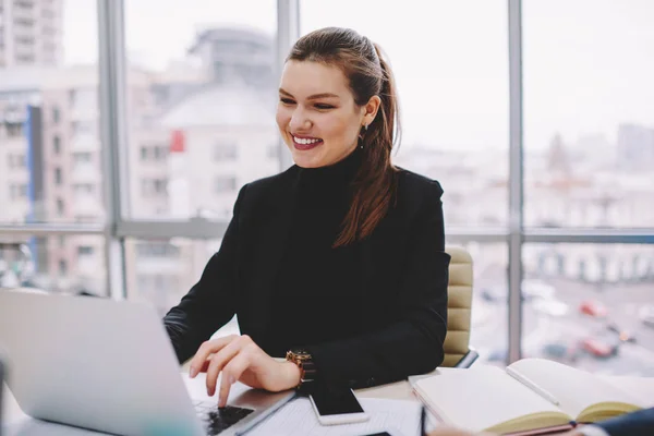 Junge Wohlhabende Unternehmerin Formaler Kleidung Arbeitet Modernem Leptop Gerät Mit — Stockfoto