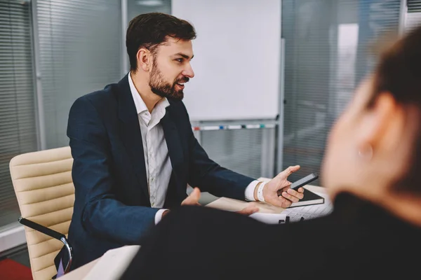 Bärtiger Erfolgreicher Unternehmer Formeller Kleidung Der Während Einer Besprechung Besprechungstisch — Stockfoto