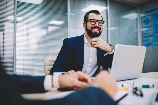 Alegre Ceo Orgulloso Ropa Formal Escuchar Ideas Divertidas Para Nuevo — Foto de Stock