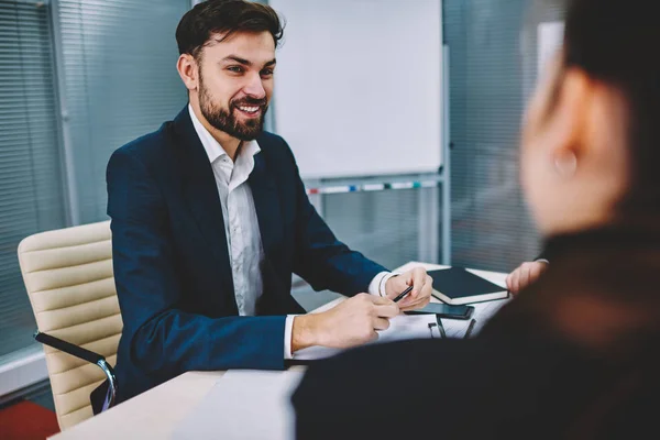 Erfolgreiche Formell Gekleidete Junge Geschäftsmann Mit Stift Den Händen Sitzt — Stockfoto