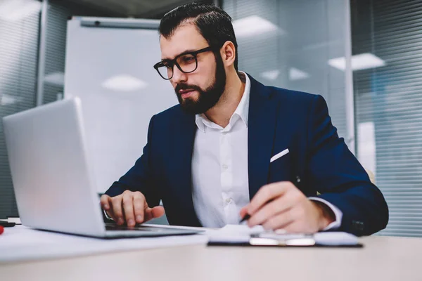 Geconcentreerde Mannelijke Ondernemer Formele Slijtage Onlinedatabase Kijken Controleren Van Boekhoudkundige — Stockfoto