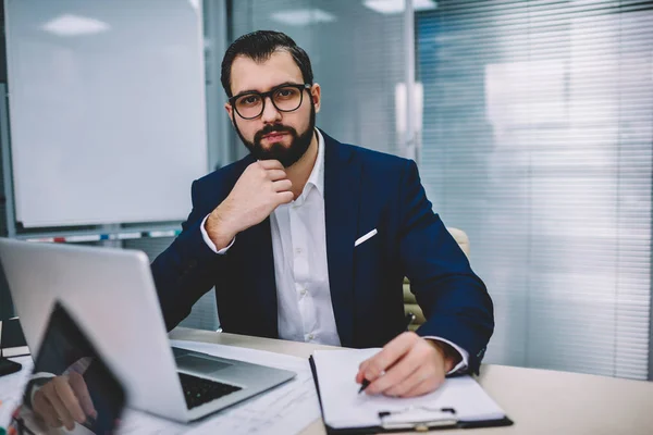 Retrato Media Longitud Del Exitoso Ceo Orgulloso Vestido Con Ropa — Foto de Stock