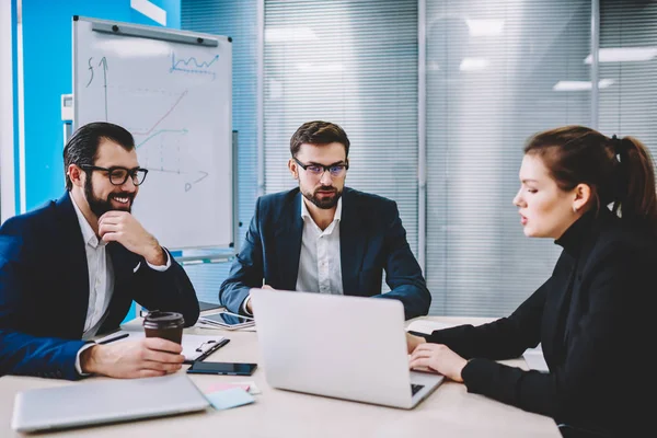 Erfolgreiche Managerin Zeigt Präsentation Mit Finanzberichten Auf Laptop Computer Mit — Stockfoto