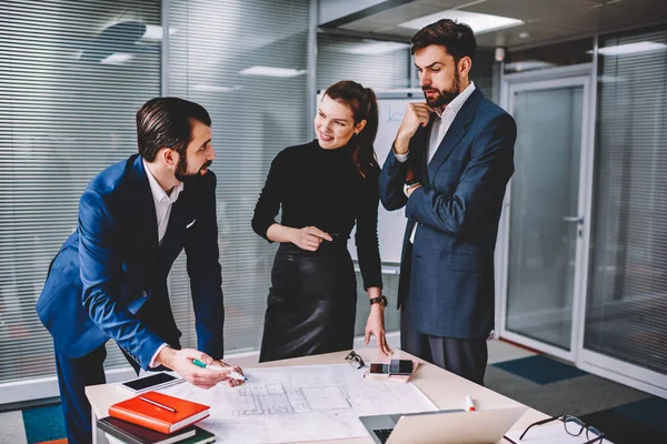 Jonge Intelligente Professionele Mannelijke Architect Goede Ideeën Uit Leggen Aan — Stockfoto