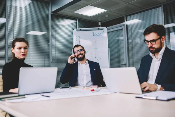 Succesvolle Mannelijke Uitvoerend Manager Brillen Met Mobiele Gesprek Grappige Sfeer — Stockfoto