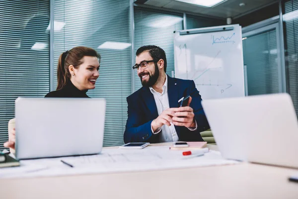 Joven Diseñador Gráfico Sonriente Guapo Con Atractiva Colega Femenina Viendo — Foto de Stock