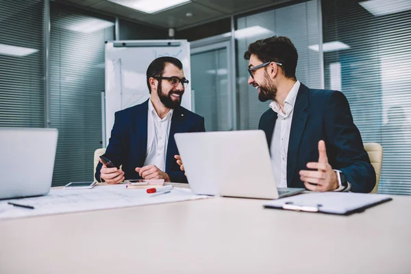 Guapos Hombres Negocios Emocionales Gafas Bromeando Entre Mientras Colaboran Juntos — Foto de Stock